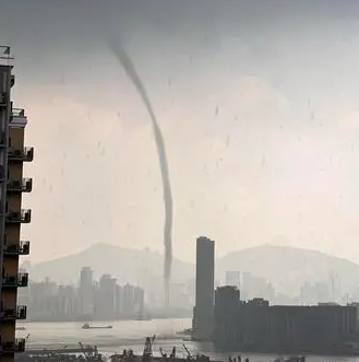 香港维多利亚湾现巨大水龙卷 实在太罕见了